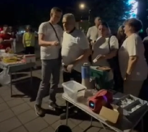 (VIDEO) Doček humanitaraca u Kikindi: SNS prikupio pomoć za Ljiljanu, blokaderima ostali samo zvižduci.