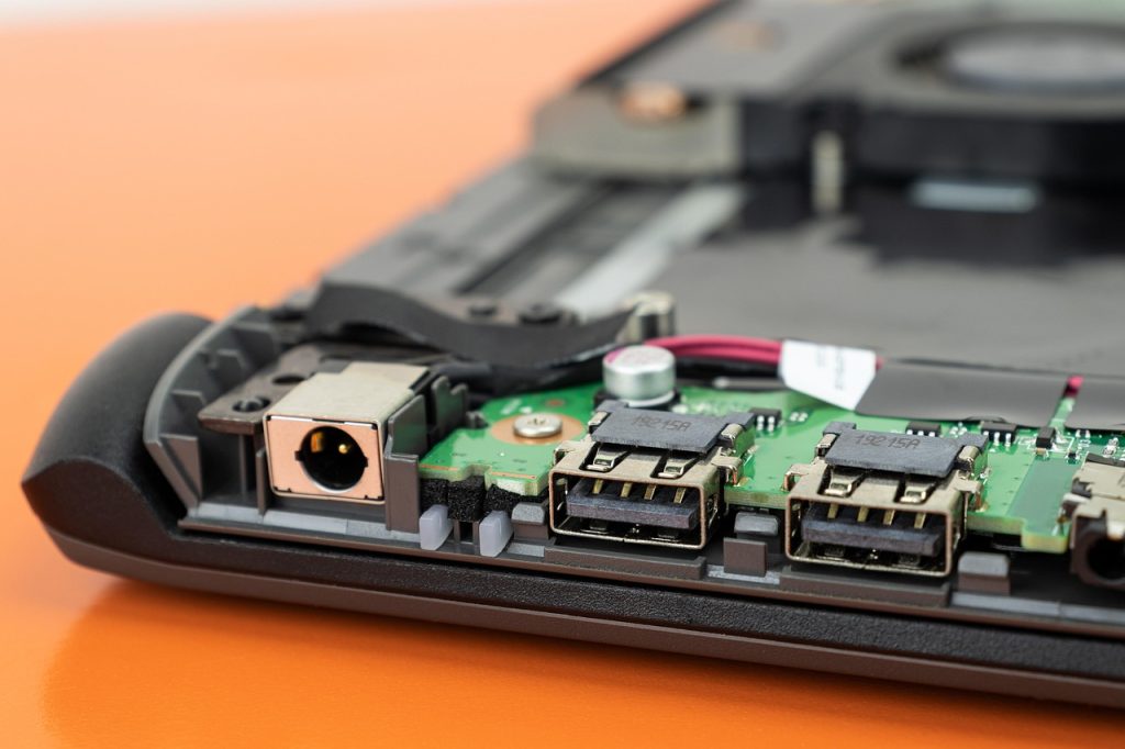 Zašto su neki USB portovi ljubičasti i zbog čega ih retko viđamo u SAD