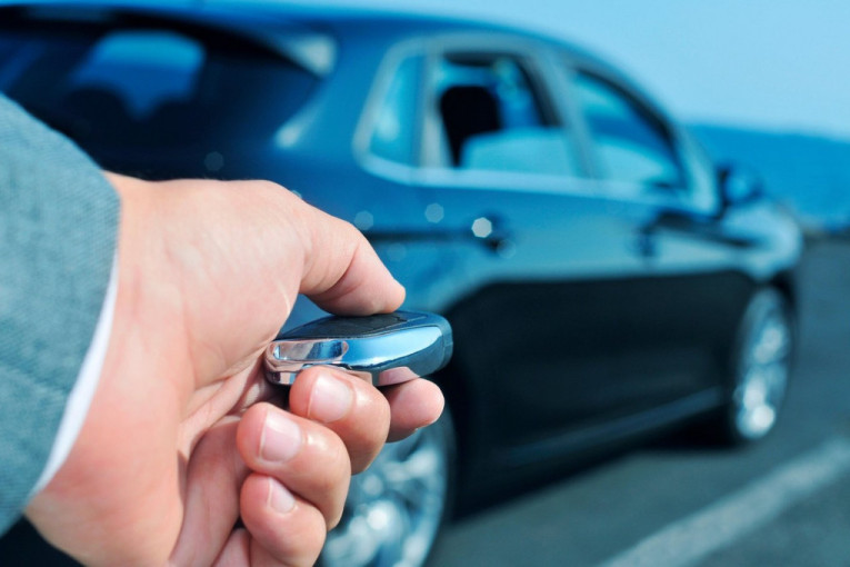 Auto se ne otključava? Uradite ovo kad se baterija u ključu potpuno isprazni