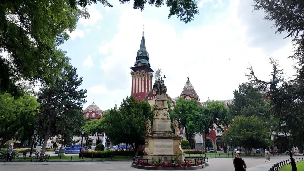 Sekretarijat za komunalne poslove, energetiku i saobraćaj obaveštava građane Subotice da će zbog izgradnje površinske kružne raskrsnice na ukrštanju ulica Majšanski put-Jovana Mikića i Jovana Cvijića, doći do izmene režima saobraćaja. U prvoj fazi ulica Jovana Mikića postaje slepa za saobraćaj sa jedne strane od raskrsnice sa ul. Hrastova, s tim da će učesnici saobraćaja imati mogućnost skretanja u ul. Jovana Cvijića. Drugi krak ulice Jovana Mikića, od raskrsnice sa ul. Kosovska će biti slepa ulica za vreme izvođenja radova. U ul. Majšanski put odvijanje saobraćaja će se regulisati putem semaforske signalizacije uz naizmenično propuštanje vozila, bez mogućnosti skretanja u ul. Jovana Mikića. Radovi u prvoj fazi će se izvoditi u periodu od 31.07.2026 do 26.09.2026. godine.