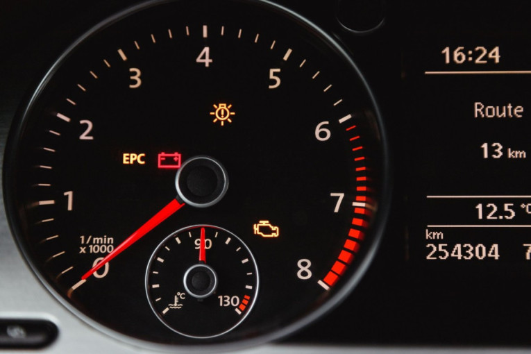 Temperatura motora: Zašto kazaljka pokazuje 90 stepeni?