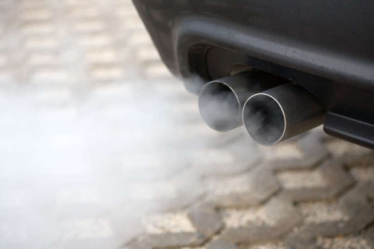 Važno je da znate razliku: Šta boja dima iz auspuha govori o kvaru automobila?