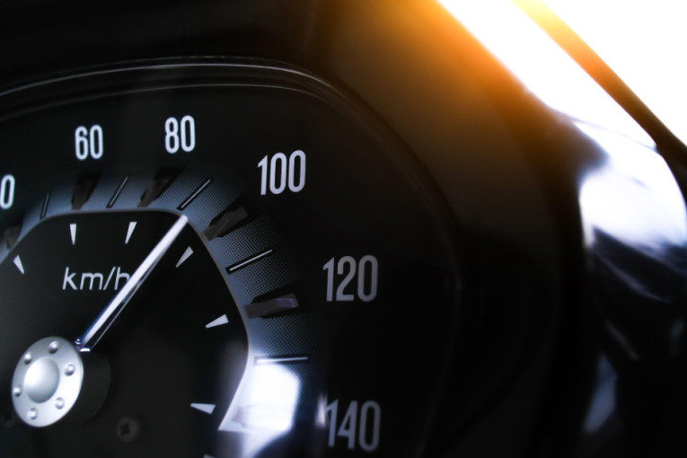 Vaš automobil bi uskoro mogao sam da odlučuje koliko brzo smete da vozite