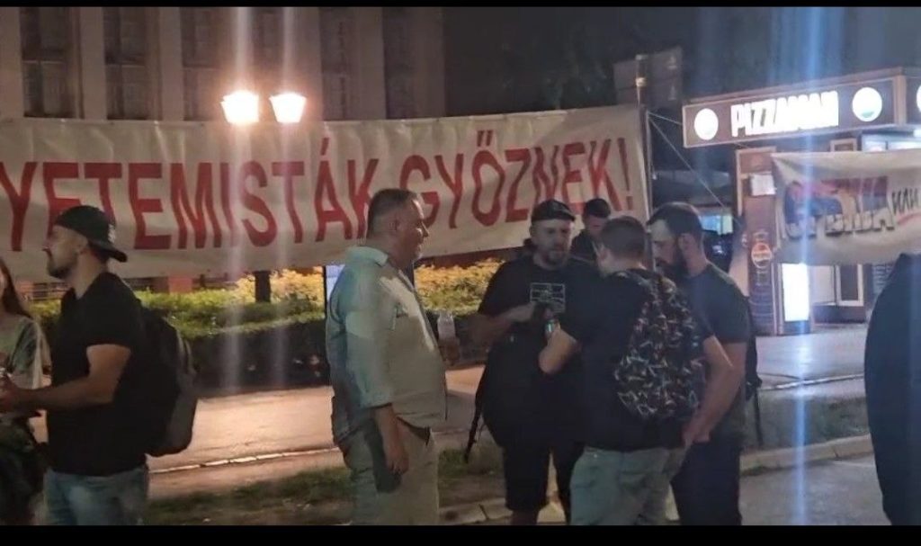 (FOTO/VIDEO) SKANDALOZNO! Dekan Ekonomskog fakulteta Čučković PIJE RAKIJU I BLOKIRA ULICE! Dokle ide sprega BLOKADERA PROFESORA I STUDENATA?
