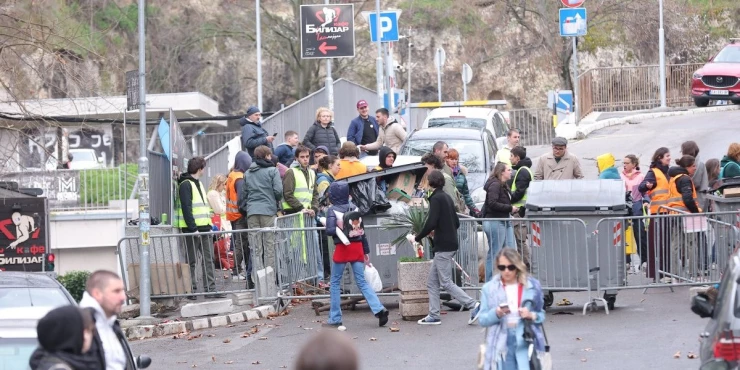Narod ne može očima da ih gleda! Pogledajte kako građani Bačke Palanke reaguju kad im blokaderi zakucaju na vrata (VIDEO)