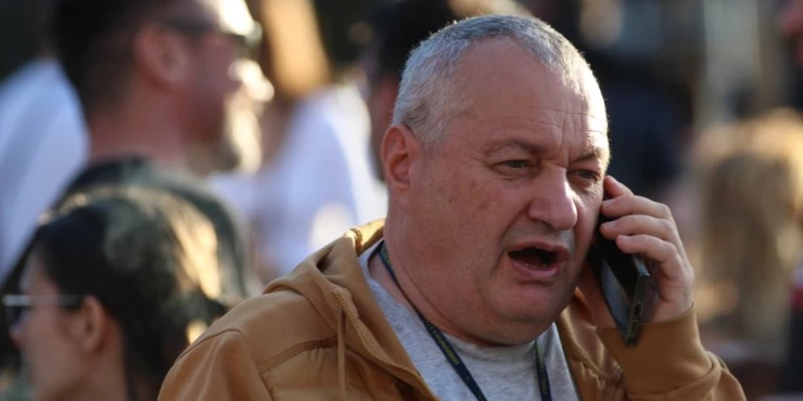Milivojević hteo da glumi bosa, pa ga njegove pristalice brutalno unakazile: Hoćete li da šišate na ćelavo i nas koji pamtimo vaše pljačke?! (FOTO)