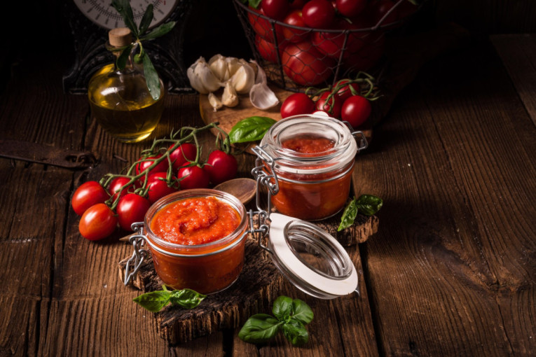 Paradajz pire ili paradajz pasta? Izgledaju slično, ali postoji velika razlika u upotrebi