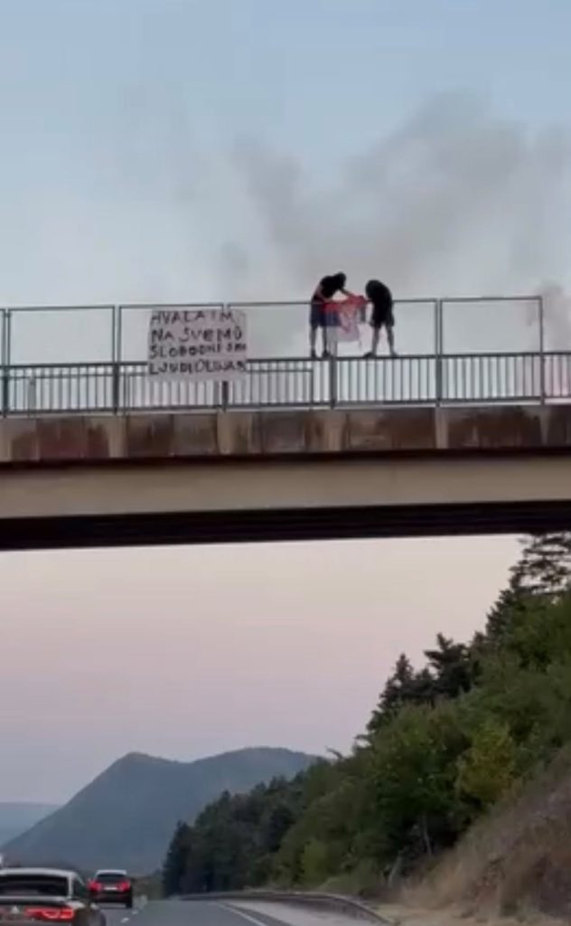 (VIDEO) UDARNO! SKANDAL U HRVATSKOJ UOČI GODIŠNjICE OLUJE: Maskirane osobe spalile srpsku zastavu kod Otočca