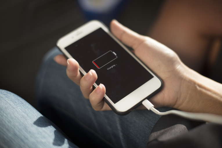 Istina će mnoge da iznenadi: Da li smete da koristite telefon dok je na punjaču?