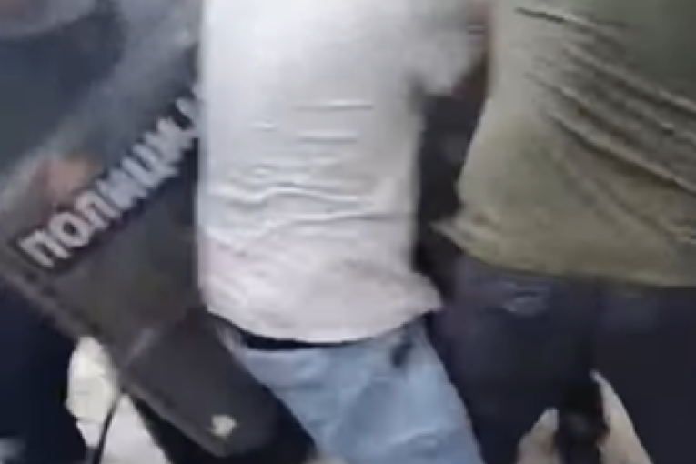 Gde je zdrav razum roditelja?! Dete stavili u prvi red ispred policijskog kordona na blokaderskom skupu (VIDEO)
