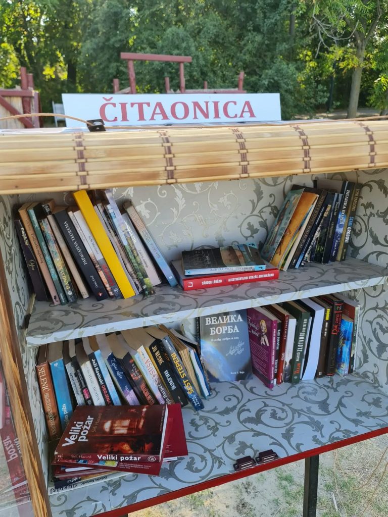 Knjiga pod suncobranom: na Paliću otvorena čitaonica na plaži