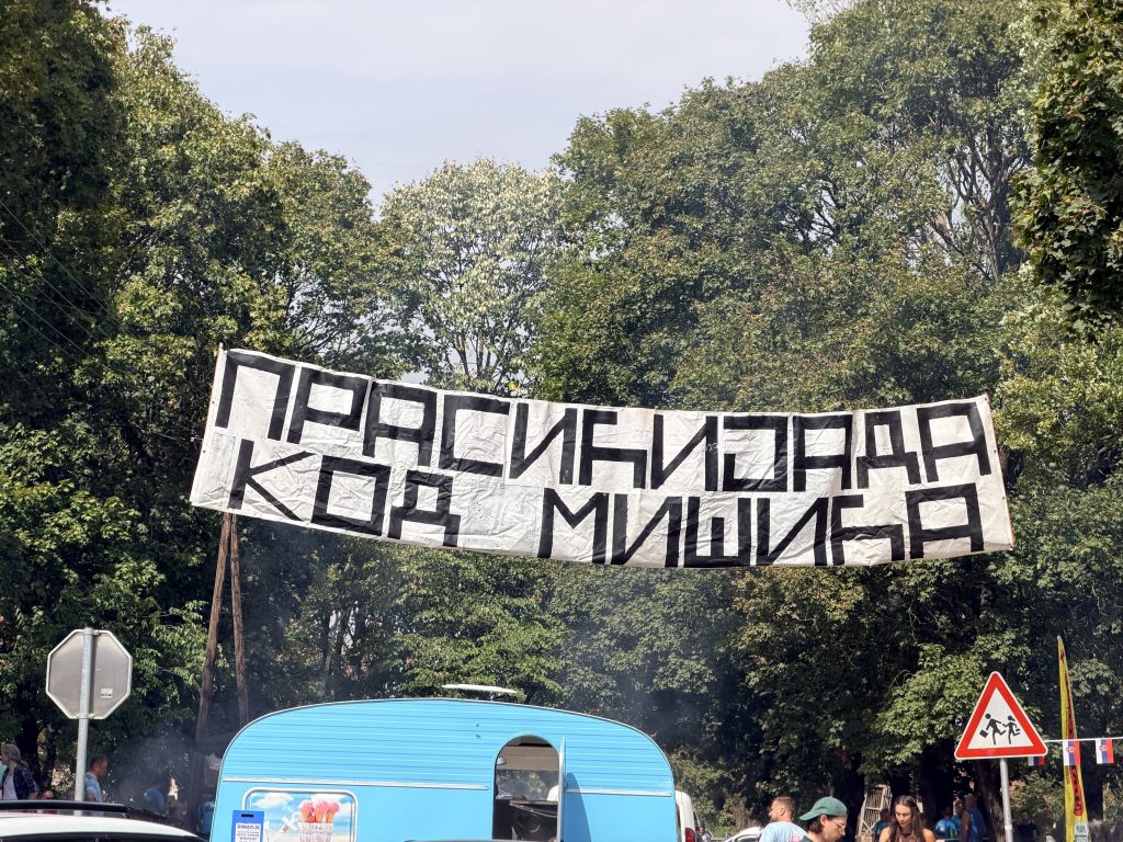Miris pečenog praseta privukao više gostiju nego što Mišićevo ima stanovnika: Druga „Prasićijada kod Mišića" okupila učesnike i goste iz Australije
