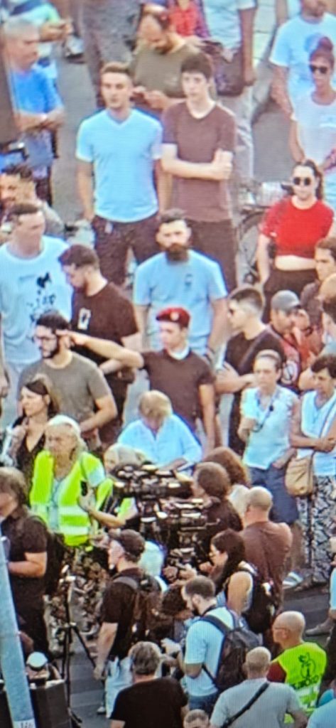 BLOKADERI IZGUBILI KOMPAS! NACISTIČKI POZDRAV IZ PRVOG REDA SA DANAŠNJEG SKUPA BLOKADERA!
