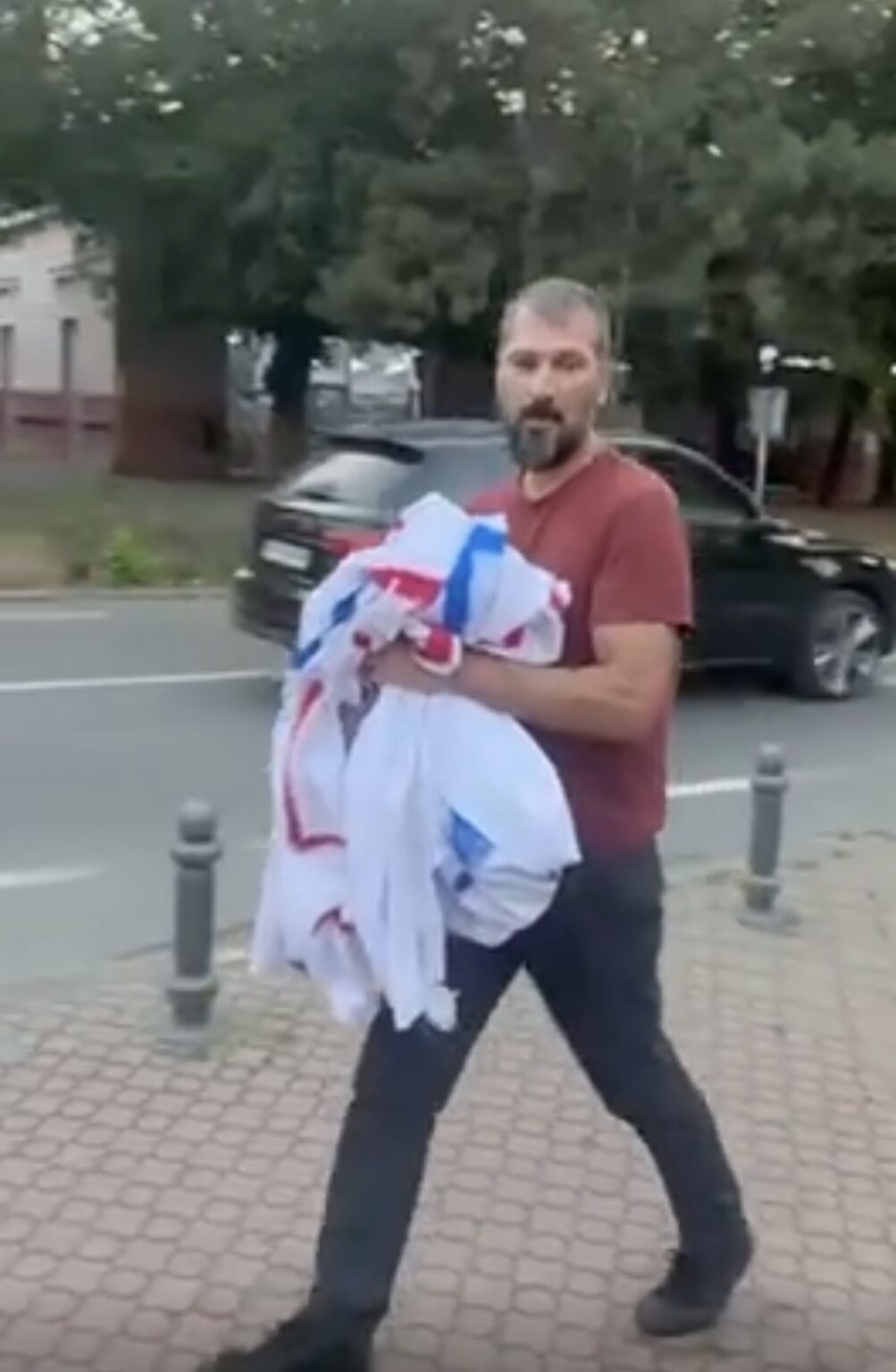 (VIDEO) Haos u Vrbasu! Opozicionar Jovan Radović koji predstavlja Lokalnu alternativu i Oslobodimo Vrbas pocepao transparent u centru Vrbasa!