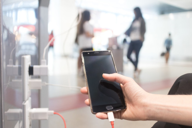 Punite telefon na aerodromu ili u tržnom centru? Evo koja skrivena opasnost vas vreba