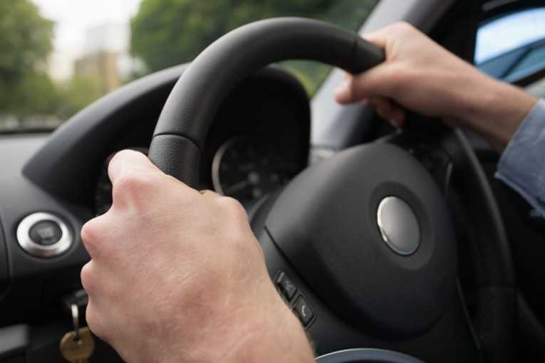 Auto vuče u jednu stranu? Evo mogućih razloga
