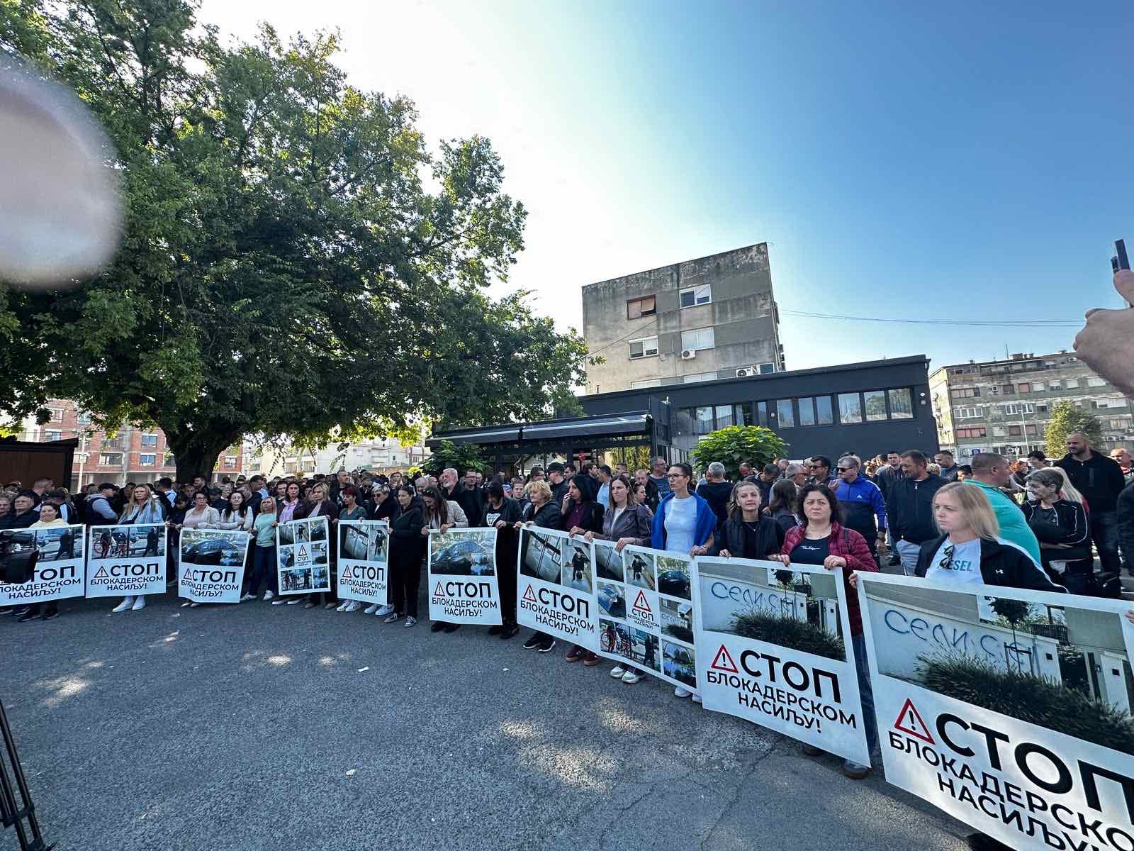 Građani protestuju ispred suda u Vrbasu! Institucije da rade svoj posao, dosta je ludaka i nasilja na ulicama! (FOTO)