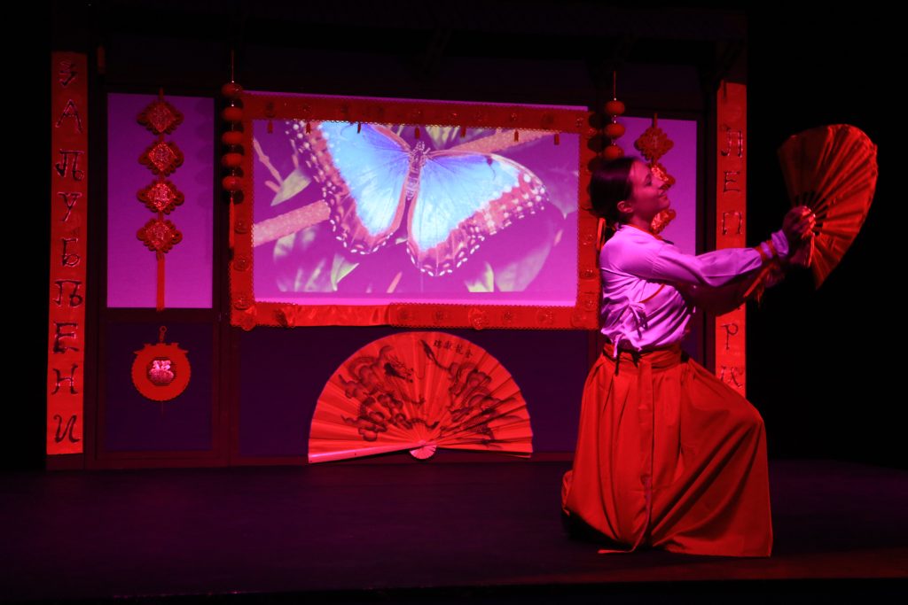 Priče koje bude maštu na festivalskim scenama Drugog dana Festivala publiku očekuju tri predstave u takmičarskom programu, izložbe, promocije, radionice i početak Međunarodnog foruma za istraživanje pozorišne umetnosti za decu i mlade