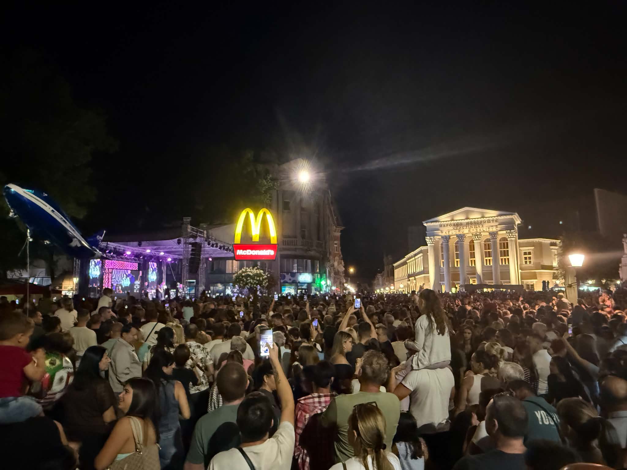 „Kad bi znao kako čeznem": Subotica pevala sa Draganom Mirković „Kad bi znao kako čeznem": Subotica pevala sa Draganom Mirković