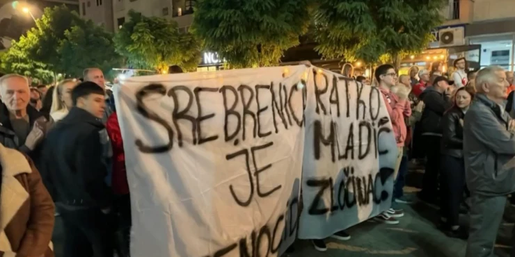 Sedi, 1! Ogoljena srbofobija i funkcionalna nepismenost blokadera u jednoj fotki