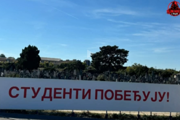 Transparent „Studenti pobeđuju“ među grobovima: Smrt nečijih roditelja, baka i deka – to vam je pobeda?!