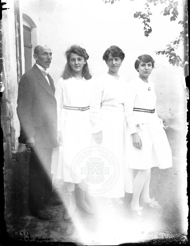 Porodična fotografija otkriva detalje iz života Ivana Sarića