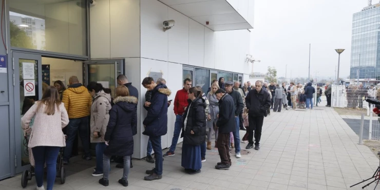 (FOTO) Kršenje izborne tišine na biračkom mestu! Ubacuje listić i pokazuje...