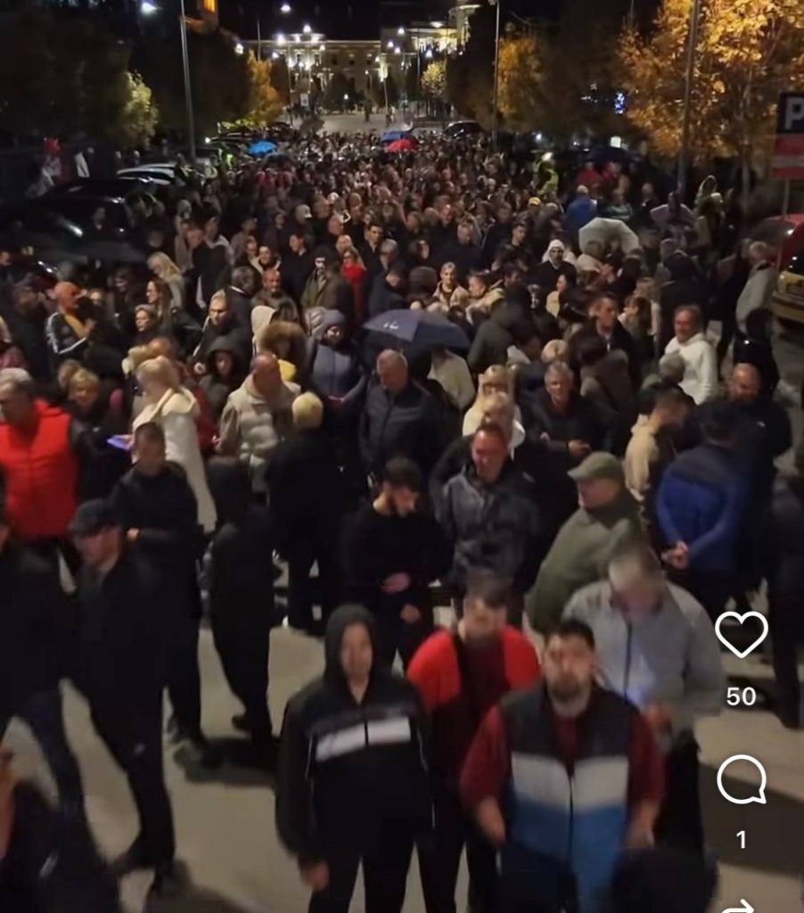 Zrenjanin krenuo u šetnju podrške listi „Aleksandar Vučić – Ujedinjena Srbija“: Pogledajte kako izgleda atmosfera u ovom gradu!