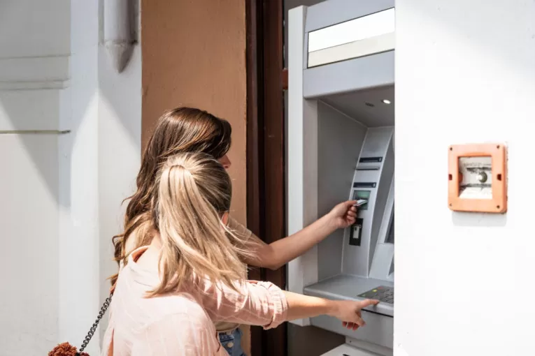 Šokantna prevara na bankomatu: Pogledajte kako vam kradu novac, a da to i ne primetite! (VIDEO)