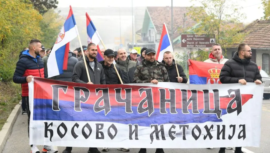 UZ SRPSKE TROBOJKE, VERU I ODLUČNOST: Grupa od 60 Srba sa Kosova i Metohije krenula jutros peške ka Novom Sadu da podrži predsednika Vučića