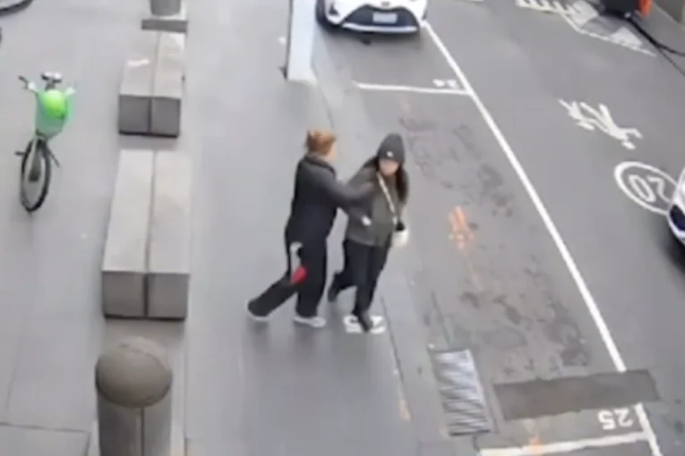 Žena nasumično izbodena na ulici- Samo joj je pritrčala s leđa, ubola je nožem u grudi i utekla