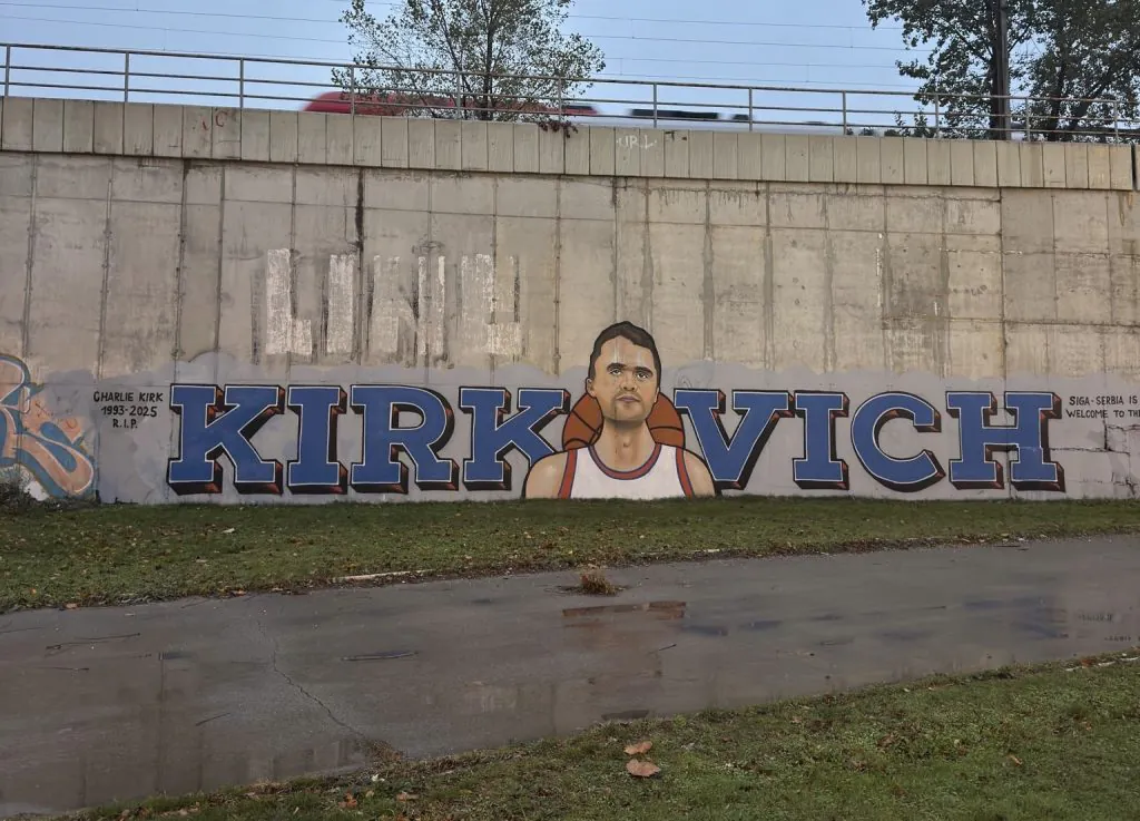 KIRKOVIĆ! U Beogradu osvanuo mural posvećen tragično ubijenom Čarliju Kirku!
