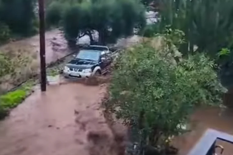 Biblijska katastrofa u omiljenom srpskom letovalištu! Meštani zarobljeni u kućama, čekaju spas (VIDEO)