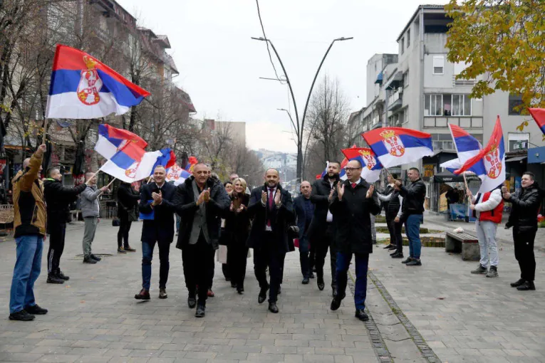 Vijore se trobojke na KiM: Građani severnog dela Kosovske Mitrovice i Leposavića dočekali nove gradonačelnike! (FOTO)