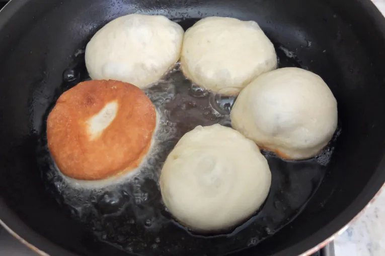 Kako da krofne budu savršeno mekane, lagane i bez viška ulja? Tajna leži u ove tri cake