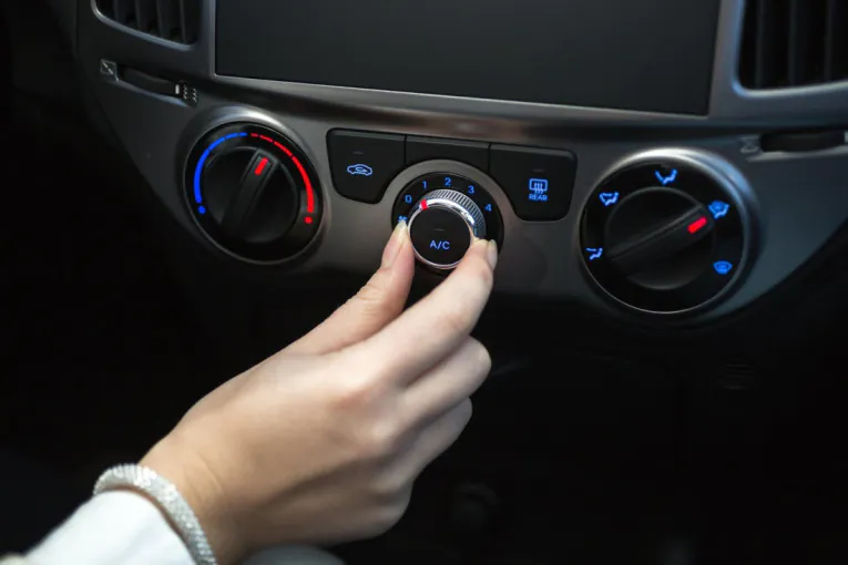 Odjednom je klima u automobilu počela da smrdi? Evo šta je pravi uzrok i kako se bezbedno rešiti neprijatnog mirisa
