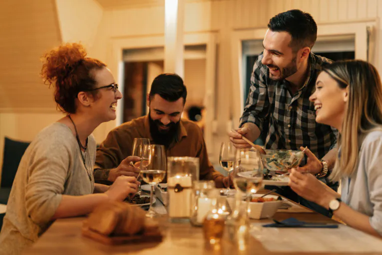 Kad prijatelji postanu sudije- Trend friendfluence menja način na koji generacija Z doživljava ljubav