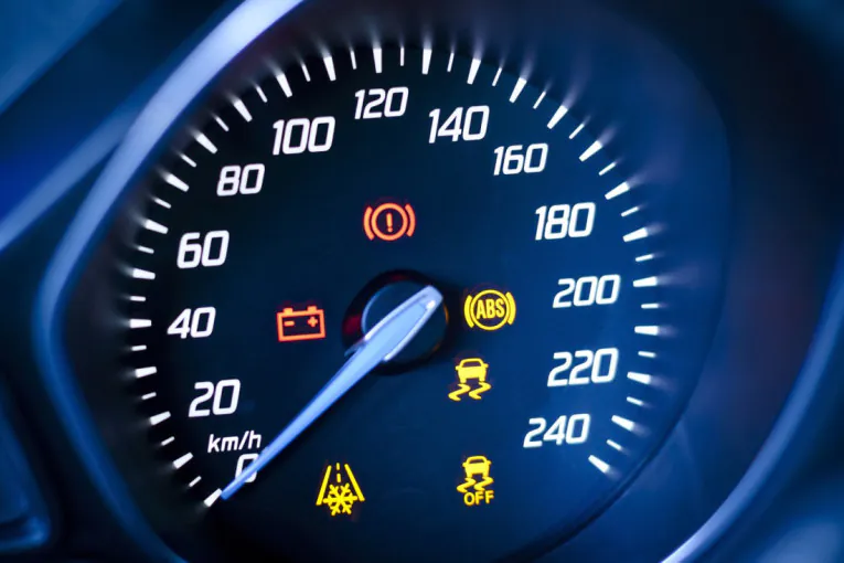 Stručnjak upozorava: Ako se na polovnom automobilu upali ova lampica, razmislite o prodaji