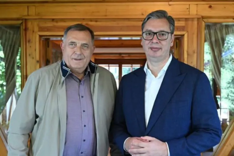 Vučić se sastao sa Dodikom: Sa zanimanjem saslušao njegove impresije o poseti Americi
