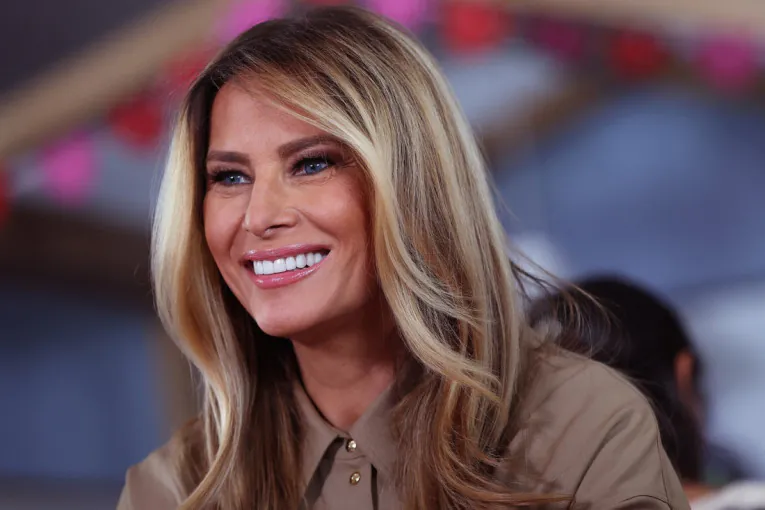 Melanija Tramp u hit košulja-haljini: Bezvremenski model koji ostaje vodeći trend i u ovoj godini