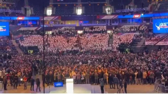 (VIDEO) PORUKA IZ BEOGRADSKE ARENE: „OD SRBIJE RUKE DALJE, PICULA TI PARE ŠALJE, REVOLUCIJO!“