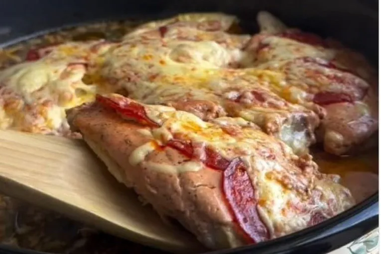 Recept dana: Pica piletina iz rerne pravi se sa jogurt sosom, brzo je gotova i nema joj mane