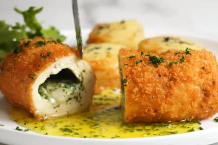 Recept dana: Piletina Kijev je sočna iznutra, a hrskava spolja, sa aromatičnim maslacem i biljem