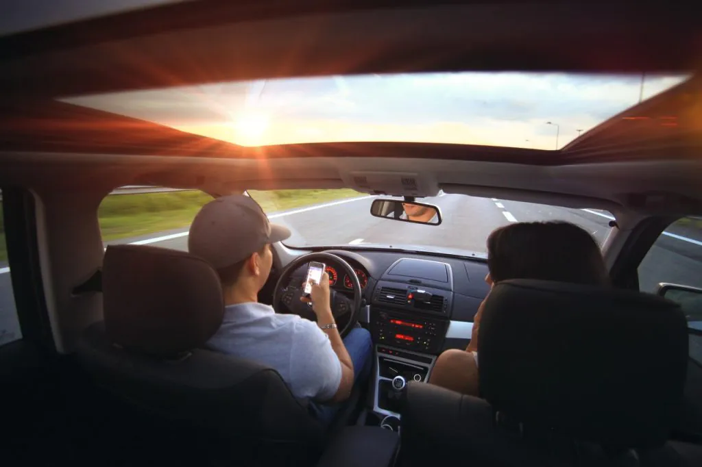 Ovo dugme u automobilu zbunjuje čak i iskusne vozače: Šta se zaista dešava ako ga pritisnete tokom vožnje?