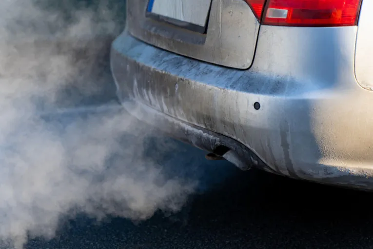 Gust dim iz auspuha nije bezazlen: Boja može otkriti ozbiljan kvar na automobilu