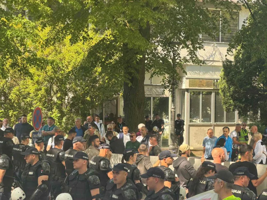 (VIDEO) Opozicija najavila „hiljade“ aktivista, a svega dvadesetak ih se okupilo. Poziv bez odziva!