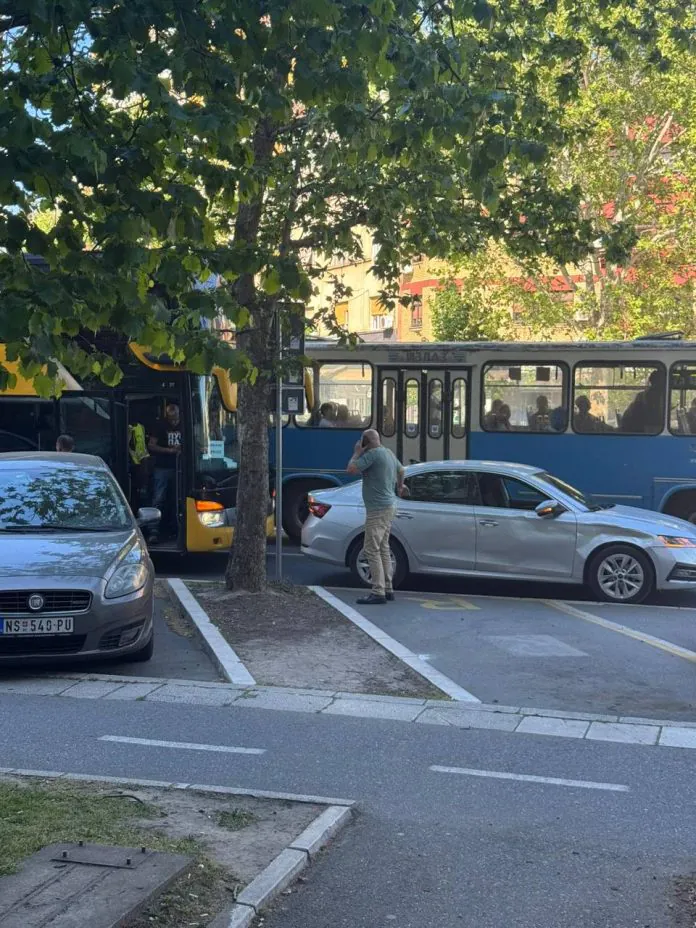 (VIDEO) POZIVAJU NA ODGOVORNOST, A BEŽE! Autobus blokadera Jaćimovića udario vozilo, pa pokušao da napusti lice mesta!
