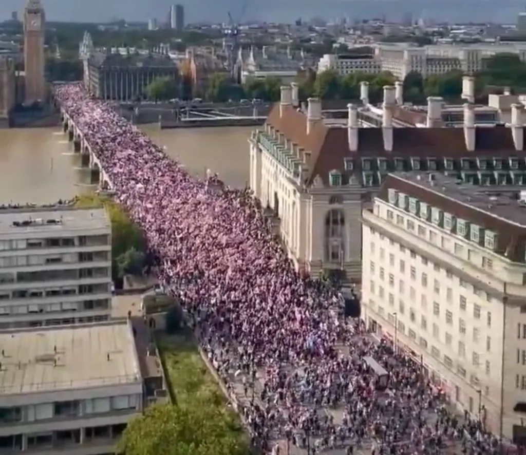 (VIDEO) Britanci na izdisaju! Skup „UJEDINIMO KRALJEVSTVO“ poziva da se Velika Britanija odupre MIGRANTIMA i vrati tradicionalnim vrednostima!