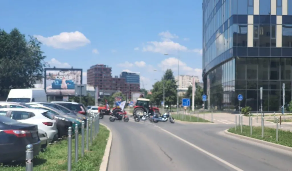 Haos i bezobrazluk u Novom Sadu! Lažni studenti i propali političari blokirali grad, građani očajni: „Prave nam deponiju od kampusa, kolima gaze biciklističke staze!“ (FOTO)