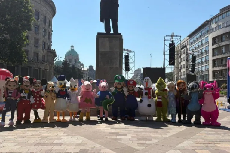 Trg Nikole Pašića prepun mališana! Mađioničari, maskote i dvorci otvorili veliki dan